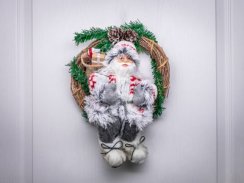 Božićni ukras MagicHome, Djed Božićnjak sjedi u vijencu, vijenac, 30 cm