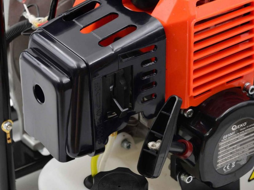 Čerpadlo na vodu motorové, 150-300 l/min, sacia výška 8 m, výtlak 30m, 42,7 cm3, hrdlo 1" (akce)