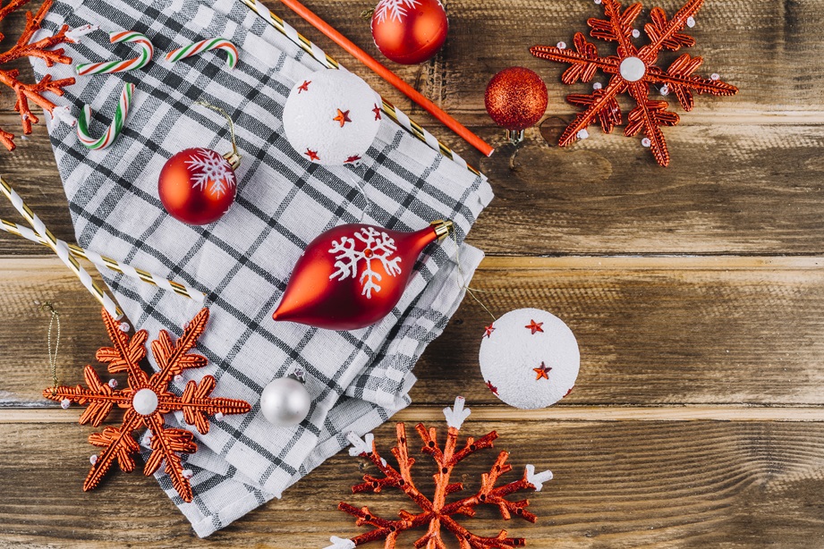 Weihnachtstischdecken, Kissenbezüge, Geschirrtücher, Topflappen und Küchenschürzen