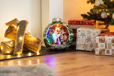 MagicHome Weihnachtsdekoration, Ballett in einer Kugel, 7 LED, farbig, mit Melodien, 3xAA, innen, 30,50x26,50x31,70 cm