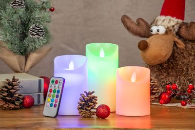 MagicHome Weihnachtskerzen, 3er-Set, LED, 3xAAA, Echtwachs, einfache Beleuchtung, Timer, bewegliche Flamme, 7,5x10; 12,5; 15 cm