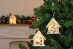 Dekorácia MagicHome Vianoce, Snehuliak v domčeku, LED, závesná, 9,2x3x10,4 cm