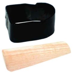 O pană de lemn cu o clemă pentru o lamă de cosit