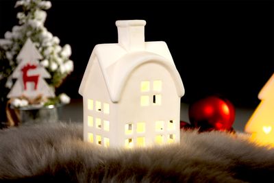 MagicHome dekoracija, Hiša, LED, bela, porcelan, 8,7x7,3x15,3 cm