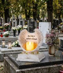 Dekoracja MagicHome, Skrzydła anioła na księdze ze świecą, 1xLED, polyresin, na grób, 18x13,5x20 cm (akce)