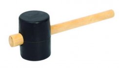 Gumijasto kladivo 700g/ 65mm črno, lesen ročaj