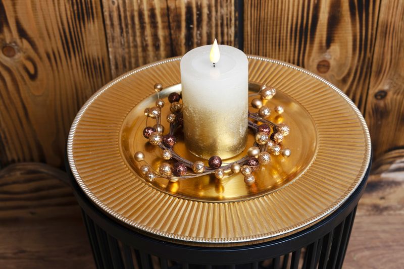 MagicHome Weihnachtskerze, LED, 2xAAA, einfache Beleuchtung, Creme/Gold, Metallic-Effekt, 7x10 cm