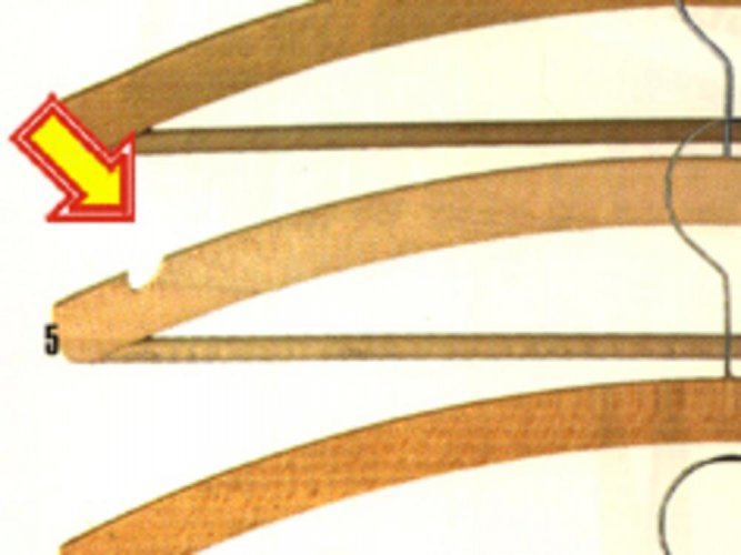 Obešalnik - moški lesen obešalnik, zareza, KLC kladivo