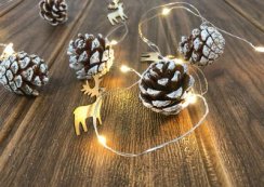 Reťaz MagicHome Vianoce Pine, 20 LED teplá biela, so zasneženými šiškami, 2xAA, jednoduché svietenie, osvetlenie, L-1,9 m