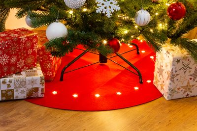 Koberec MagicHome Vánoce, červený, s hvězdičkami, 22 LED, teplá bílá, 2xAA, 90 cm
