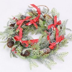 Weihnachtskranz mit Schleifen verziert