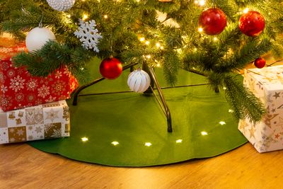 Koberec MagicHome Vianoce, zelený, s hviezdičkami, 22 LED, teplá biela, 2xAA, 90 cm