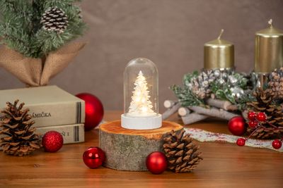 Dekorácia MagicHome Vianoce, biely stromček v kupole, LED, teplá biela, interiér, 5,5x9 cm