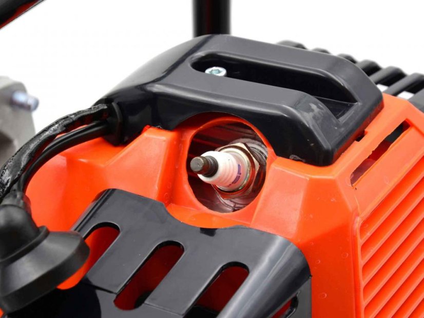 Čerpadlo na vodu motorové, 150-300 l/min, sacia výška 8 m, výtlak 30m, 42,7 cm3, hrdlo 1" (akce)