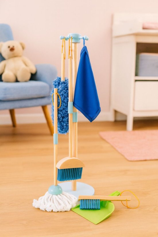Detský drevený set na upratovanie s mopom a metlou