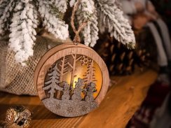 Dekorace MagicHome Vánoce, Sněhulák v kouli, LED, závěsná, MDF, 8,5x2x8,5 cm