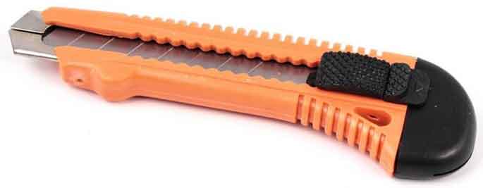 Kés 18 mm-es vágópengével, műanyag gombbal, XL-SZERSZÁMOK