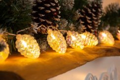 MagicHome Weihnachts-Tannenkette, 10 LED warmweiß, mit Tannenzapfen, 2xAA, einfache Beleuchtung, Beleuchtung, L-1,35 m