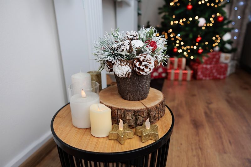 Ikebana MagicHome Weihnachten, mit schneebedeckten Borsten, Mädchenimitat 18 cm