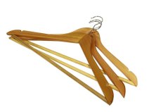 Obešalnik - lakiran lesen obešalnik, zareza, 3 kos/sd KLC