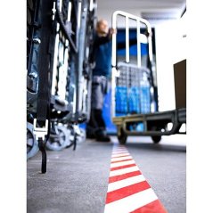 Páska tesa® PRO Marking, lepiaca, výstražná, červeno-biela, 50 mm, L-33 m