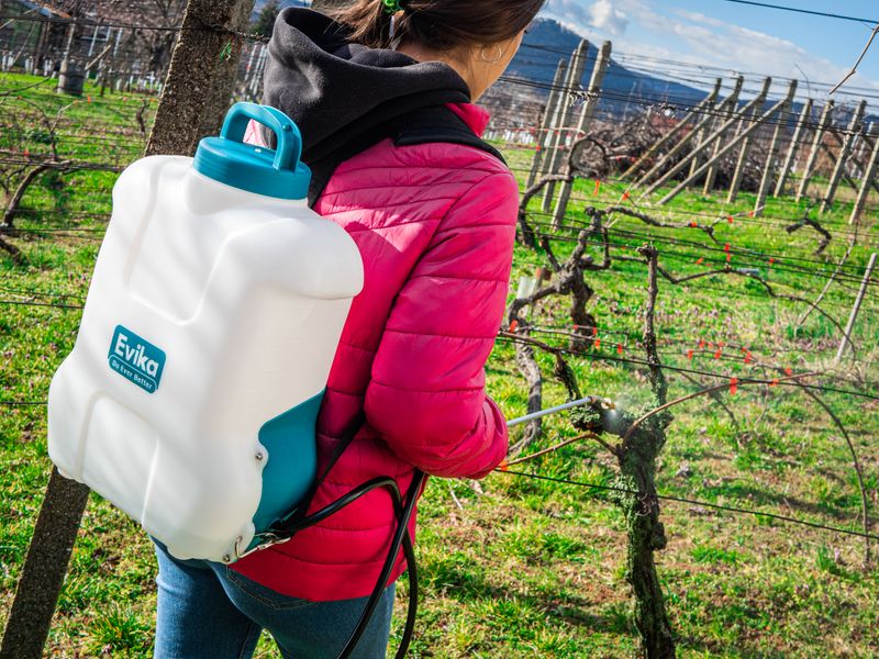 Sprühgerät Evika DJ160, 16 Liter, 10,8 V, Lithiumbatterie, wiederaufladbar, auf der Rückseite