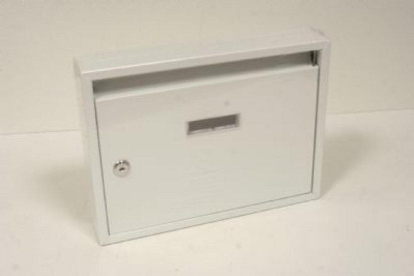 Briefkasten mit weißem Paneel